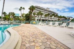クリアウォーター・ビーチにある2 Blocks to Clearwater Beach Walkable Coastal Gemの白い椅子付きのスイミングプール、リゾートを提供しています。