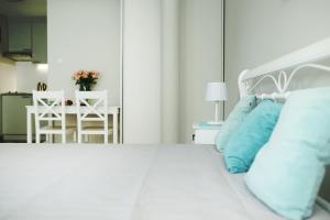 オルシュティンにあるApartamenty u Szwejka Turkusowyのベッドルーム(白いベッド、青い枕付)