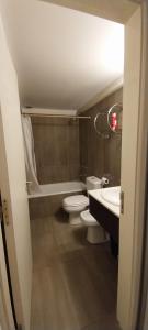 y baño con 2 aseos, bañera y lavamanos. en Luz del Nahuel, en San Carlos de Bariloche 16 fotos más