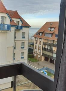 une vue depuis le balcon d'un immeuble dans l'établissement Appartement à 50 m de la plage avec WIFI, à Villers-sur-Mer