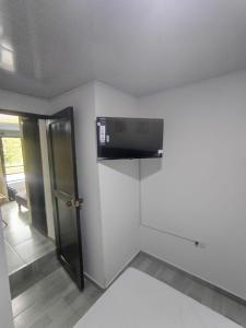 パルミラにあるRenta Smart - Italia Palmira - Tranquilidad y Confortの壁にテレビが付いた部屋
