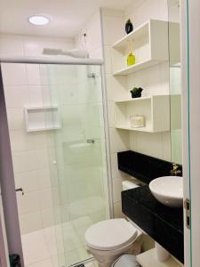 a bathroom with a shower and a toilet and a sink at Studio 112 Luxuoso Cama Queen Ar Condicionado e Cozinha Completa in Mogi das Cruzes +29 photos