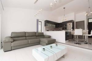 Khu vực ghế ngồi tại Modern 3 Bedroom Villa Jaccuzi