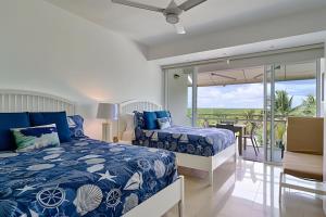 una camera da letto con due letti e un balcone di Beachfront cozy & huge Apartment for family trip a La Puntica de Juan Dolio Altre 77 foto