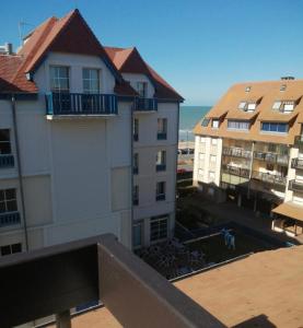 - une vue sur un bâtiment depuis le balcon d'un bâtiment dans l'établissement Appartement à 50 m de la plage avec WIFI, à Villers-sur-Mer