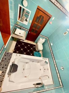 a bathroom with a tub and a toilet and a sink at Casa de campo x6 de Sayri in Calca