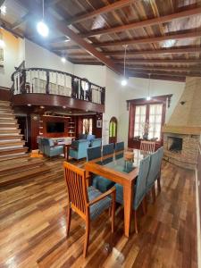 a living room with a wooden table and chairs at Casa de campo x6 de Sayri in Calca