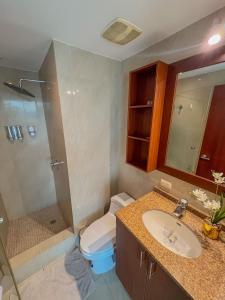 a bathroom with a toilet and a sink and a shower at Gran Propiedad En Samborondon in SamborondÃ³n
