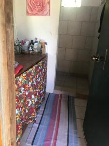 TaputapuapeaにあるChez Nina CHの床にカラフルなラグが敷かれたシャワー付きのバスルーム