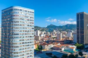 una vista di una città con un edificio alto di Maravilha centro Studio completo a Rio de Janeiro