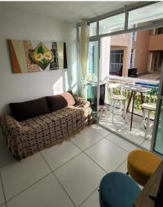 a living room with a couch and a table at Apartamento Porto das dunas in Aquiraz