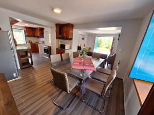 uma sala de jantar e cozinha com mesa e cadeiras em Soothing 2-bedroom country house in Huayllabamba em Huayllabamba