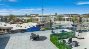 Πισίνα στο ή κοντά στο Luxury Condo Near Campus