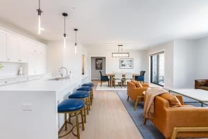 Χώρος καθιστικού στο Luxury Condo Near Campus +23 φωτογραφίες