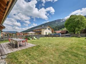 a picnic table in a yard with mountains in the background at Mur-Chalet St Michael L in Sankt Michael im Lungau