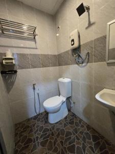 Koupelna v ubytování First In Hotel