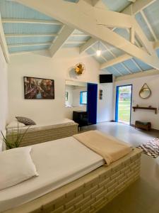 Un dormitorio con una cama grande en una habitación. en Bangalô Charme Serra do Cipó, en Santana do Riacho