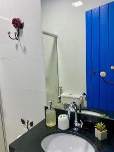 baño con lavabo y puerta azul en Bangalô Charme Serra do Cipó, en Santana do Riacho 14 fotos más
