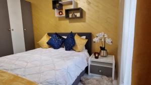 Giường trong phòng chung tại Golden Palas Apartments