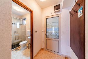 Ένα μπάνιο στο Apartments by the sea Pasadur, Lastovo - 8391 +32 φωτογραφίες