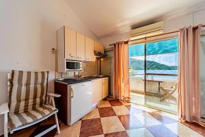 Η κουζίνα ή μικρή κουζίνα στο Apartments by the sea Pasadur, Lastovo - 8391