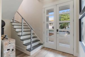 Una casa con escalera y puerta de cristal. en NEW Bikinis & Martinis Private Pool Gulf Views Bikes LSV, en Santa Rosa Beach