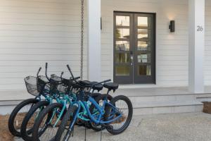 un grupo de bicicletas estacionadas fuera de una casa en NEW Bikinis & Martinis Private Pool Gulf Views Bikes LSV, en Santa Rosa Beach