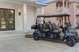 un carrito de golf estacionado frente a una casa en NEW Bikinis & Martinis Private Pool Gulf Views Bikes LSV, en Santa Rosa Beach