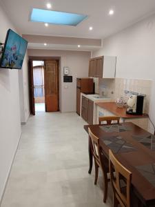 une cuisine et une salle à manger avec une table et des chaises dans l'établissement Gioia, à Calitri