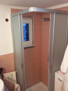 y baño con ducha y puerta de cristal. en Chez Sylvie Vda-Issogne-001, en Issogne