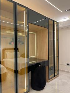 Zimmer mit einem Bett und einer Glaswand in der Unterkunft Brand New Apartment Obour City in Obour + 25 Fotos