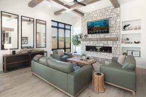 een woonkamer met twee banken en een open haard bij Star Ridge West in Granby +70 foto's