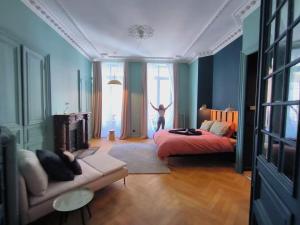 Giường trong phòng chung tại Beige Hospitalité - Gisèle - Ultralux balnéo - neuf 2 chambres