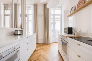 Η κουζίνα ή μικρή κουζίνα στο Beige Hospitalité - Apothéose Luxueux- 3 chambres - parking privé