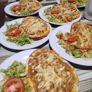 Une bande de plats sur une table dans l'établissement Papajamsurfcamp, à Masokut