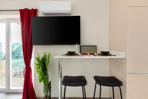 サン・テティエンヌにあるBeige Hospitalité - Ruby - Love Room - Netflixのテーブル(スツール2脚付)と壁掛けテレビ +32枚の写真