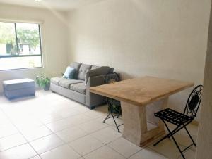 a living room with a table and a couch at Habitación Zinfandel, Rincones del Marqués Querétaro in El Colorado
