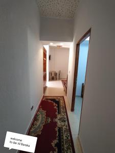 ein Flur mit einem Zimmer mit einem Teppich auf dem Boden in der Unterkunft maison de baraka in Al Ḩārah al Kabīrah + 1 Foto