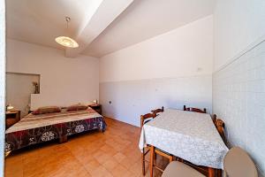ein Schlafzimmer mit einem Bett und einem Tisch und Stühlen in der Unterkunft Apartments by the sea Ubli, Lastovo - 24676 in Lastovo