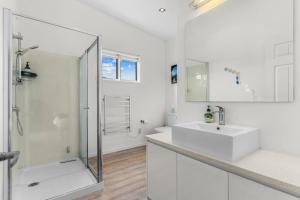 Bilik mandi di Anchors Away - Mangawhai Heads Holiday Home +17 gambar