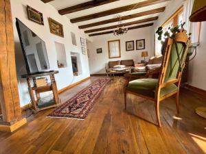 TV a/nebo společenská místnost v ubytování Ferienhaus Emma im Morsbacher Hof