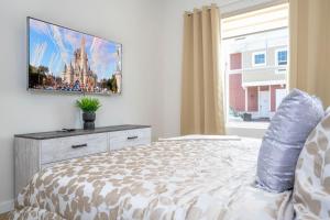 a bedroom with a bed and a tv on the wall at Magic Villa Orlando in Orlando +35 photos