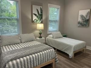 En eller flere senge i et værelse på Spacious Midtown Home Steps from Piedmont Park