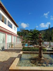 a fountain in a courtyard next to a building at Sítio Bela Vista in Cristina