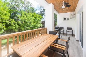 Balkoni atau teres di Snowbird Family Friendly Ready Stay in West End