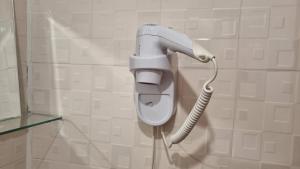 un teléfono colgado en una pared en un baño en Relaxing small cottage in nature, en Huayllabamba