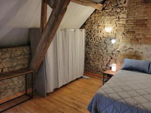 Ένα ή περισσότερα κρεβάτια σε δωμάτιο στο Your dream French vacation begins here