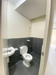 Koupelna v ubytování 1BR With Parking Commonwealth Quezon City + 3 fotografie