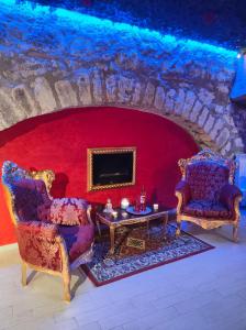 a room with two chairs and a table in front of a brick wall at La grotta romantica in Fabrica di Roma