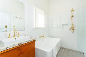 Ένα μπάνιο στο The Federation Cottage +8 φωτογραφίες